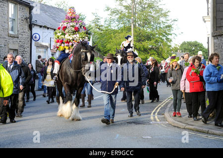 Il Castleton, Derbyshire, Regno Unito. 29 Maggio, 2015. La Ghirlanda re e la sua consorte parade gli elevati picchi di villaggio di Castleton su Oak Apple giorno. Credito: IFIMAGE/Alamy Live News Foto Stock