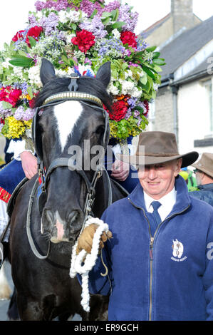 Il Castleton, Derbyshire, Regno Unito. 29 Maggio, 2015. La Ghirlanda re e la sua consorte parade gli elevati picchi di villaggio di Castleton su Oak Apple giorno. Credito: IFIMAGE/Alamy Live News Foto Stock