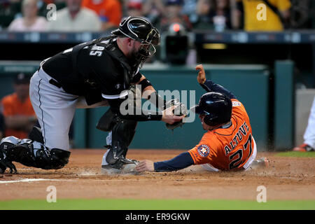 Houston, TX, Stati Uniti d'America. 29 Maggio, 2015. Houston Astros secondo baseman Jose Altuve #27 è contrassegnato fuori di casa da parte dei Chicago White Sox catcher Tyler fiori #21 mentre si tenta di cliente durante la MLB baseball gioco tra Houston Astros e il Chicago White Sox dal Minute Maid Park a Houston, TX. (Erik Williams/CSM) Credito: csm/Alamy Live News Foto Stock