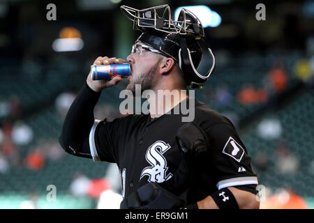 Houston, TX, Stati Uniti d'America. 29 Maggio, 2015. Chicago White Sox catcher Tyler fiori #21 bevande una Red Bull energy drink prima della MLB baseball gioco tra Houston Astros e il Chicago White Sox dal Minute Maid Park a Houston, TX. (Erik Williams/CSM) Credito: csm/Alamy Live News Foto Stock