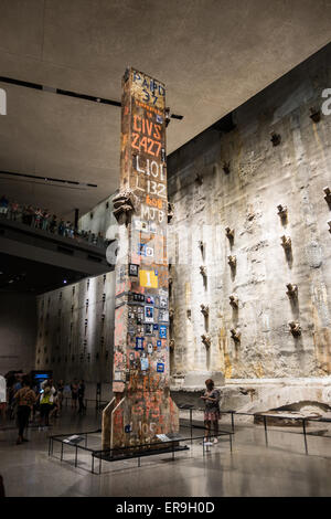 Ultima colonna da terra zero nella parte anteriore della parete di slurry, National September 11 Memorial & Museum di New York New York STATI UNITI D'AMERICA Foto Stock