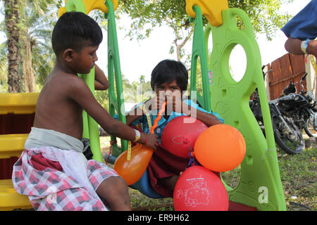 Bayeun, Aceh, Indonesia. 29 Maggio, 2015. BAYEUN, Indonesia - 29 Maggio: Rohingya bambini che giocano su un ricovero temporaneo al villaggio Bayeun il 29 maggio 2015 nella provincia di Aceh, Indonesia. Rohingya i bambini non avevano un futuro perché la vita della scuola e che essi non seguire i suoi genitori a fuggire. Migliaia di profughi dal Myanmar e il Bangladesh sono stati incagliati nell oceano dell' Indonesia , della Thailandia e della Malaysia. L'ONU ritiene che vi sono ancora migliaia di profughi che sono ancora nell'oceano. © Sijori Immagini/ZUMA filo/Alamy Live News Foto Stock