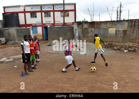 (150530) -- NAIROBI, 30 maggio 2015 (Xinhua) -- Scuola ragazze di Pechino Raider squadra di calcio pratica a Mathare slum di Nairobi, in Kenya, 29 maggio 2015. Situato nel cuore delle popolose Mathare baraccopoli, Mcedo-Beijing scuola ospita più di 600 studenti con background svantaggiati. Nonostante le difficoltà, molti studenti qui ancora godere il piacere portato da calcio. Fondata nel 2007, il Beijing Raider squadra di calcio della scuola è stata una fonte di gioia per le ragazze la crescente fino all'interno della baraccopoli di Mathare e raccolto dozzine di trofei da locale a livello nazionale. (Xinhua/S Foto Stock