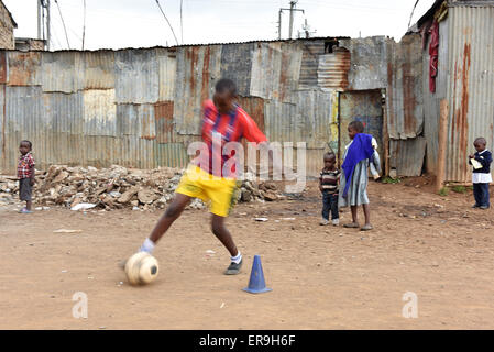 (150530) -- NAIROBI, 30 maggio 2015 (Xinhua) -- una scuola la ragazza da Pechino Raider squadra di gioco del calcio delle pratiche di Mathare slum di Nairobi, in Kenya, 29 maggio 2015. Situato nel cuore delle popolose Mathare baraccopoli, Mcedo-Beijing scuola ospita più di 600 studenti con background svantaggiati. Nonostante le difficoltà, molti studenti qui ancora godere il piacere portato da calcio. Fondata nel 2007, il Beijing Raider squadra di calcio della scuola è stata una fonte di gioia per le ragazze la crescente fino all'interno della baraccopoli di Mathare e raccolto dozzine di trofei da locale a livello nazionale. (Xinhua Foto Stock