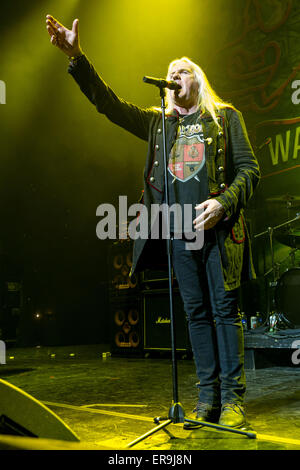 Rosemont, Illinois, Stati Uniti d'America. 21 Maggio, 2015. Il cantante BIFF BYFORD dei Saxon suona dal vivo sul palco del teatro Rosemont a Rosemont, Illinois © Daniel DeSlover/ZUMA filo/Alamy Live News Foto Stock