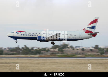 British Airways Boeing 737-400 pista di atterraggio 31. Foto Stock