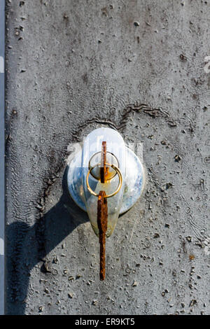 Close-up shot di una vecchia chiave arrugginita all'interno di una toppa di chiave Foto Stock