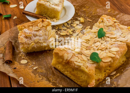 Mandorla dolce con lo zucchero e la foglia di menta sulla tavola di legno Foto Stock