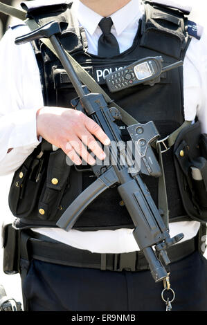 Londra, Inghilterra, Regno Unito. Agente di polizia armato con un Heckler & Koch MP5 9mm mitragliatore montato con EOTech 512 vista olografico Foto Stock