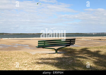 Una panchina nel parco a Sans Souci si affaccia su Botany Bay a Sydney Foto Stock