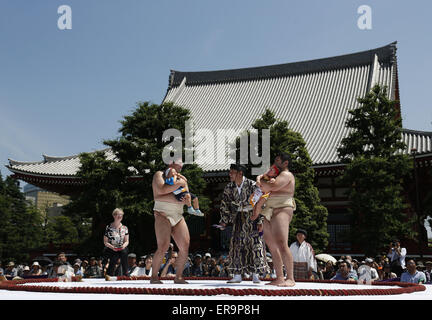 Tokyo, Giappone. Il 30 maggio 2015. I bambini prendono parte in "baby-cry sumo' concorrenza al Tempio di Sensoji in Tokyo, Giappone, 30 maggio 2015. Circa 120 bambini hanno partecipato al concorso indetto per augurare per la loro crescita sana. Credito: Stringer/Xinhua/Alamy Live News Foto Stock