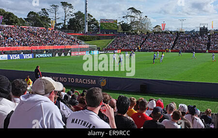 Auckland, Nuova Zelanda. Il 30 maggio 2015. Soccer Football Fans guarda il 2015 FIFA U-20 Coppa del Mondo di gruppo di apertura di un gioco tra host in Nuova Zelanda e Ucraina nel nord del porto Stadium, Auckland, Nuova Zelanda di sabato 30 maggio, 2015. Credito: Aloysius Patrimonio/Alamy Live News Foto Stock