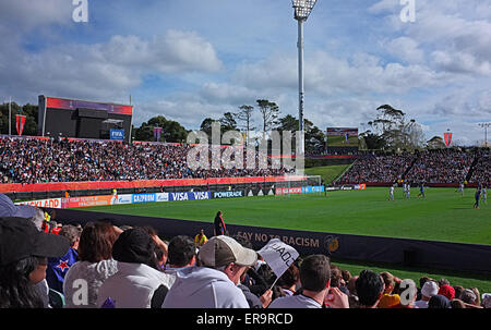 Auckland, Nuova Zelanda. Il 30 maggio 2015. Soccer Football Fans guarda il 2015 FIFA U-20 Coppa del Mondo di gruppo di apertura di un gioco tra host in Nuova Zelanda e Ucraina nel nord del porto Stadium, Auckland, Nuova Zelanda di sabato 30 maggio, 2015. Credito: Aloysius Patrimonio/Alamy Live News Foto Stock