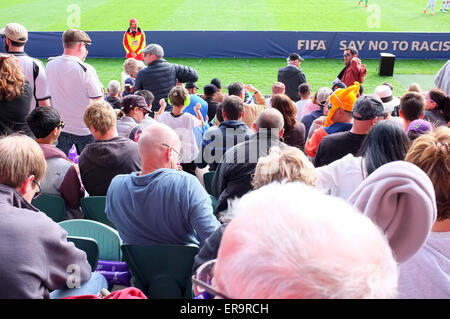 Auckland, Nuova Zelanda. Il 30 maggio 2015. Soccer Football Fans guarda il 2015 FIFA U-20 Coppa del Mondo di gruppo di apertura di un gioco tra host in Nuova Zelanda e Ucraina nel nord del porto Stadium, Auckland, Nuova Zelanda di sabato 30 maggio, 2015. Credito: Aloysius Patrimonio/Alamy Live News Foto Stock