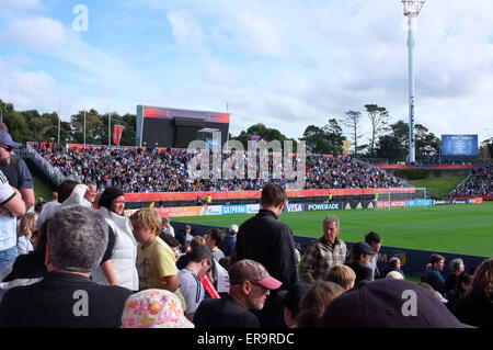 Auckland, Nuova Zelanda. Il 30 maggio 2015. Soccer Football Fans guarda il 2015 FIFA U-20 Coppa del Mondo di gruppo di apertura di un gioco tra host in Nuova Zelanda e Ucraina nel nord del porto Stadium, Auckland, Nuova Zelanda di sabato 30 maggio, 2015. Credito: Aloysius Patrimonio/Alamy Live News Foto Stock