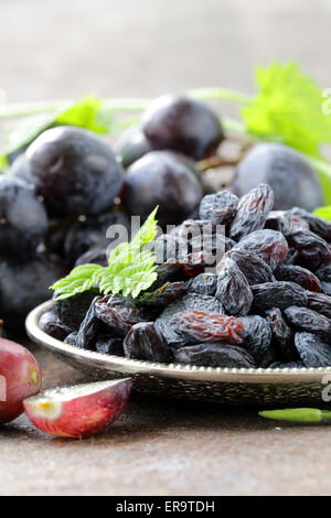 Organici naturali delle uve secche uvetta, rustico still life Foto Stock