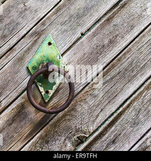 Vintage ferro circolare masaneta sulla porta del vecchio listoni in legno Foto Stock