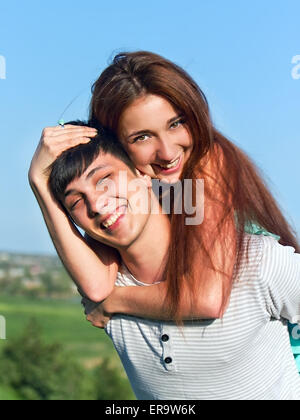 Giovane ragazzo e ragazza divertirsi in estate all'aperto Foto Stock