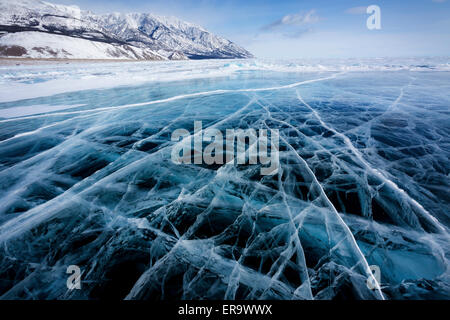 Vista della bella disegni su ghiaccio da crepe e bolle di gas in profondità sulla superficie del lago Baikal in inverno, Russia Foto Stock