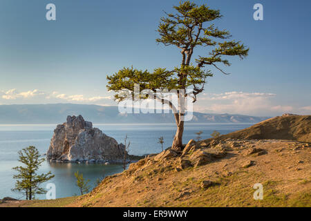 Vista della costa del lago Baikal, Shaman rock, la struttura ad albero dei desideri e cape Burhan sull isola di Olkhon, Russia Foto Stock