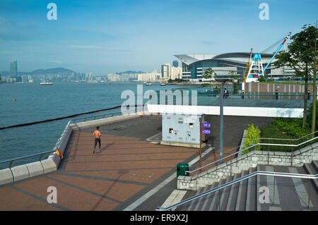 Dh Tamar Park ADMIRALTY HONG KONG uomo che corre lungo la passeggiata del porto la passerella jogging asia pareggiatore jogger Foto Stock