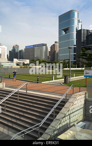 Dh Tamar Park ADMIRALTY HONG KONG uomo a fare jogging nel parco e Wanchai grattacieli parchi persona cina asia scuotitore Foto Stock