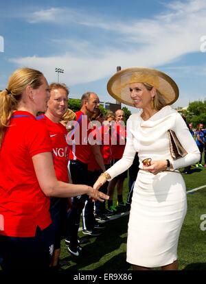 Toronto, 29-05-2015 HM Regina Maxima incontro de olandese calcio delle donne-team del terzo giorno di 3 giorni allo Stato visita da HM Willem-Alexander re e regina HM Maxima in Canada. RPE/Albert Nieboer/Paesi Bassi - nessun filo SERVICE - Foto Stock