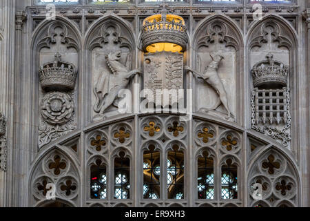 Regno Unito Inghilterra Cambridge. Cappella del King's College, corona e Tudor Rose, Gallese Dragon, Levriero corona francese su Portcullis. Foto Stock