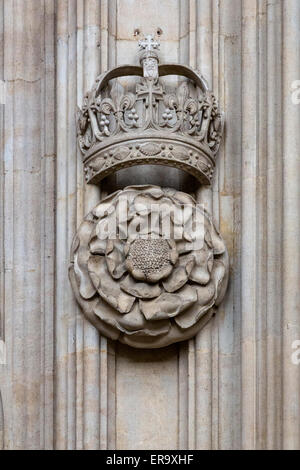 Regno Unito Inghilterra Cambridge. Cappella del King's College, Tudor Rose and Crown. Foto Stock