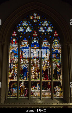 Regno Unito, Inghilterra, Cambridge. Cappella del Corpus Christi, 19th secolo di vetro Colorato inglese che mostra la Crocifissione. Foto Stock