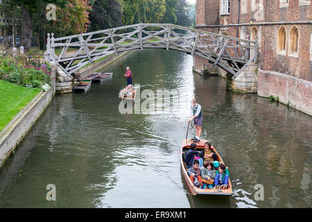 Regno Unito Inghilterra Cambridge. Visitatori asiatici in un punt lungo il fiume Cam dal ponte di matematica, Queen's College. Foto Stock