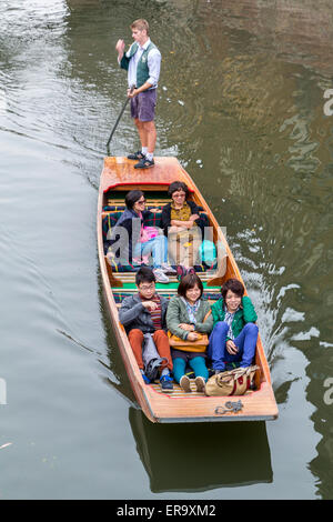 Regno Unito Inghilterra Cambridge. Visitatori asiatici in un punt lungo il fiume Cam. Foto Stock