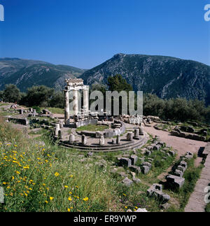 La tholos sotto il monte Parnaso, Delphi, Phocis, Grecia centrale, Grecia, Europa Foto Stock