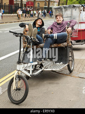 Paio di rickshaw piloti aventi una pausa. Foto Stock