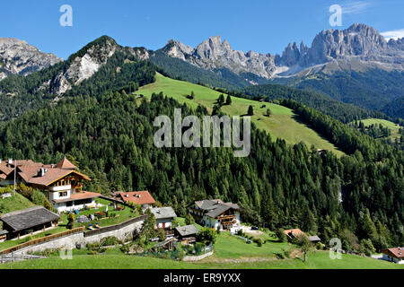 Giardino delle Rose gruppo di montagna con villaggio in primo piano, livelli,pneumatici, Alto Adige, Alto Adige, Italia Foto Stock