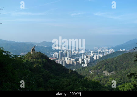 Dh Lion Rock Country Park NUOVI TERRITORI DI HONG KONG Amah roccia sopra Sha Tin highrise grattacielo alloggiamento Foto Stock