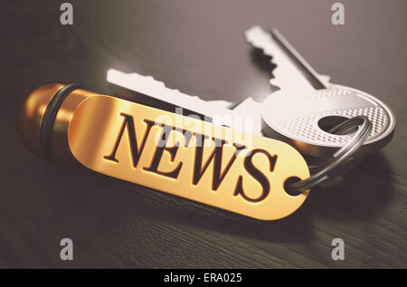 News Concept. Chiavi con portachiavi dorato su tavoli in legno nero. Vista ingrandita, il fuoco selettivo 3D Render. Tonica immagine. Foto Stock