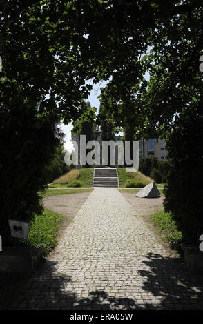 Ritratto Solare attraverso gli alberi di entrata verso Anielewicz Mound, ebraica organizzazione di combattimento luogo di sepoltura, 18 mila Street, Varsavia Foto Stock