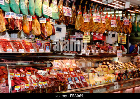 Uno specialista di prosciutto, carne cotta e formaggi shop nel centro di Madrid, Spagna. Museo del Jamón Foto Stock