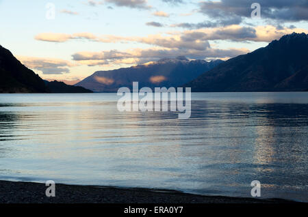 Sul lago Wakatipu e sulle montagne Remarkables, vicino a Queenstown di Central Otago, Isola del Sud, Nuova Zelanda Foto Stock