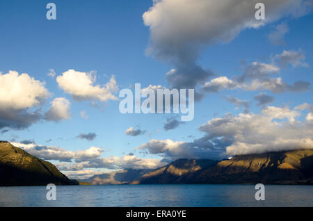 Sul lago Wakatipu e sulle montagne Remarkables, vicino a Queenstown di Central Otago, Isola del Sud, Nuova Zelanda Foto Stock