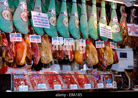 Display negozio di prosciutti e le fette di salsiccia a Madrid, Spagna Foto Stock