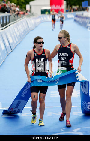 Londra, Regno Unito. Il 30 maggio 2015. Melissa Ried (GBR) vince la womens WPT5 categoria con un tempo di 01:10:36 durante la vitalità Paratriathlon Mondiale di Londra in Hyde Park durante la vitalità Paratriathlon Mondiale di Londra in Hyde Park Credit: Dan Cooke/Alamy Live News Foto Stock