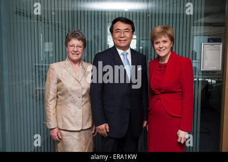 Glasgow, Scotland, Regno Unito. 29 Maggio, 2015. Del primo ministro di Scozia, Nicola Storione MSP (a destra), è raffigurato con il presidente dell'Accademia cinese delle scienze, professor Chunli Bai (centro) e Presidente della Royal Society of Edinburgh, Dame Jocelyn Bell Burnell (sinistra), in occasione del Professor Bai in visita in Scozia durante il quale egli è stato iscritto come membro onorario della Royal Society of Edinburgh. Credito: GARY DOAK/Alamy Live News Foto Stock