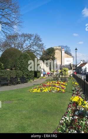 dh Wetherby città giardini WETHERBY WEST YORKSHIRE Flower letti esposizione parco uk primavera giardino Foto Stock