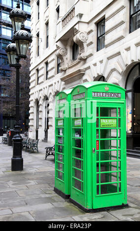 Verde Inglese tradizionale le cabine telefoniche pubbliche a Londra, Inghilterra, Europa Foto Stock