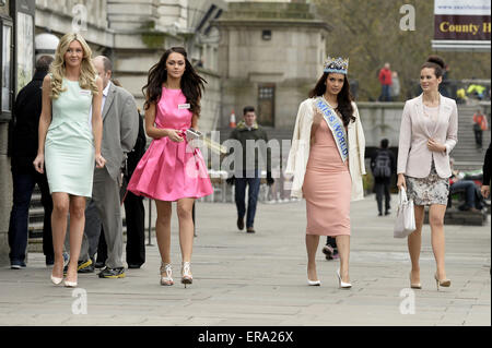 Miss Mondo concorsi in rappresentanza di 120 paesi frequentano un photocall negli hotel Marriot, e si affaccia su Westminster. Dotato di: Miss Scozia Ellie McKeating, Miss Irlanda del Nord Rebecca Shirley, che regna Miss Mondo Megan giovani, Miss Inghilterra Carina Tyrrell dove: Londra, Regno Unito quando: 25 Nov 2014 Credit: Euan ciliegio/WENN.com Foto Stock