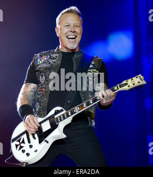 Gelsenkirchen (Germania). 29 Maggio, 2015. James Hetfield, cantante e chitarrista di noi la banda metallica Metallica, esegue sul palco durante il 'Rock im Revier' music festival presso il Veltins-Arena a Gelsenkirchen, Germania, 29 maggio 2015. Foto: Friso Gentsch/dpa/Alamy Live News Foto Stock