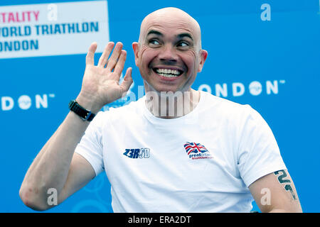 Londra, Regno Unito. Il 30 maggio 2015. Phil Hogg (GBR) incoraggia la folla mentre la ricezione del suo Bronze award nella mens MPT1 categoria con un tempo di 01:04:18 durante la vitalità Paratriathlon Mondiale di Londra in Hyde Park durante la vitalità Paratriathlon Mondiale di Londra in Hyde Par Credit: © Dan Cooke/Alamy Live News Foto Stock