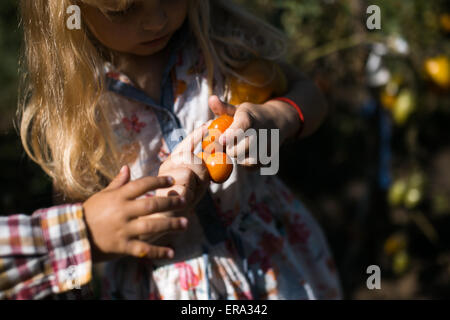 Un ragazzo e una ragazza in giardino Foto Stock